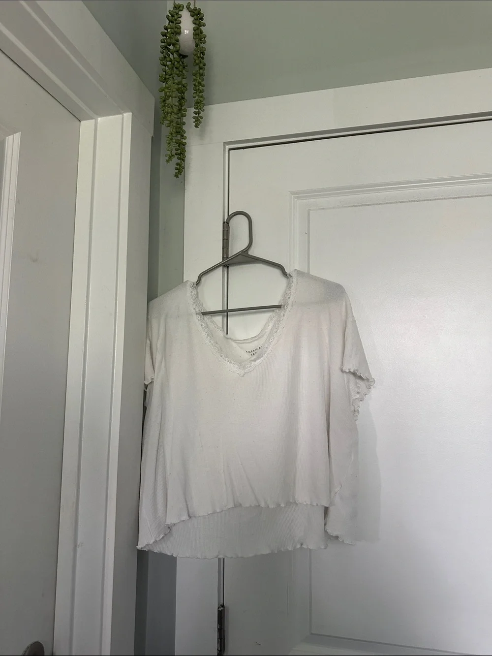 American Eagle Outfitters White V-Neck Short Sleeve Tee